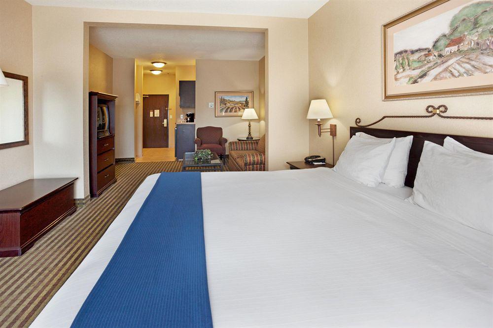 Holiday Inn Express Hotel & Suites Marina By Ihg Room photo