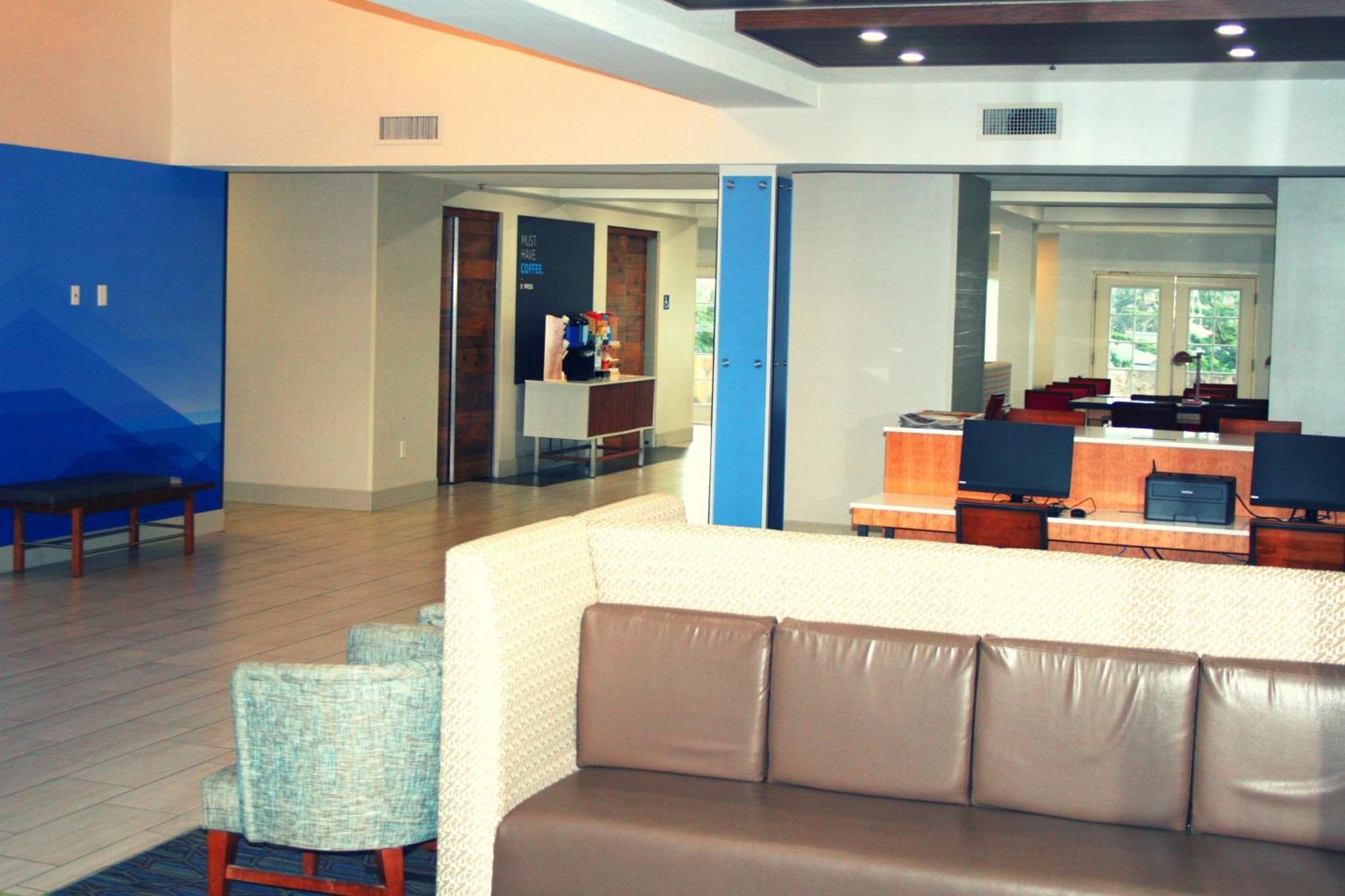 Holiday Inn Express Hotel & Suites Marina By Ihg Exterior photo
